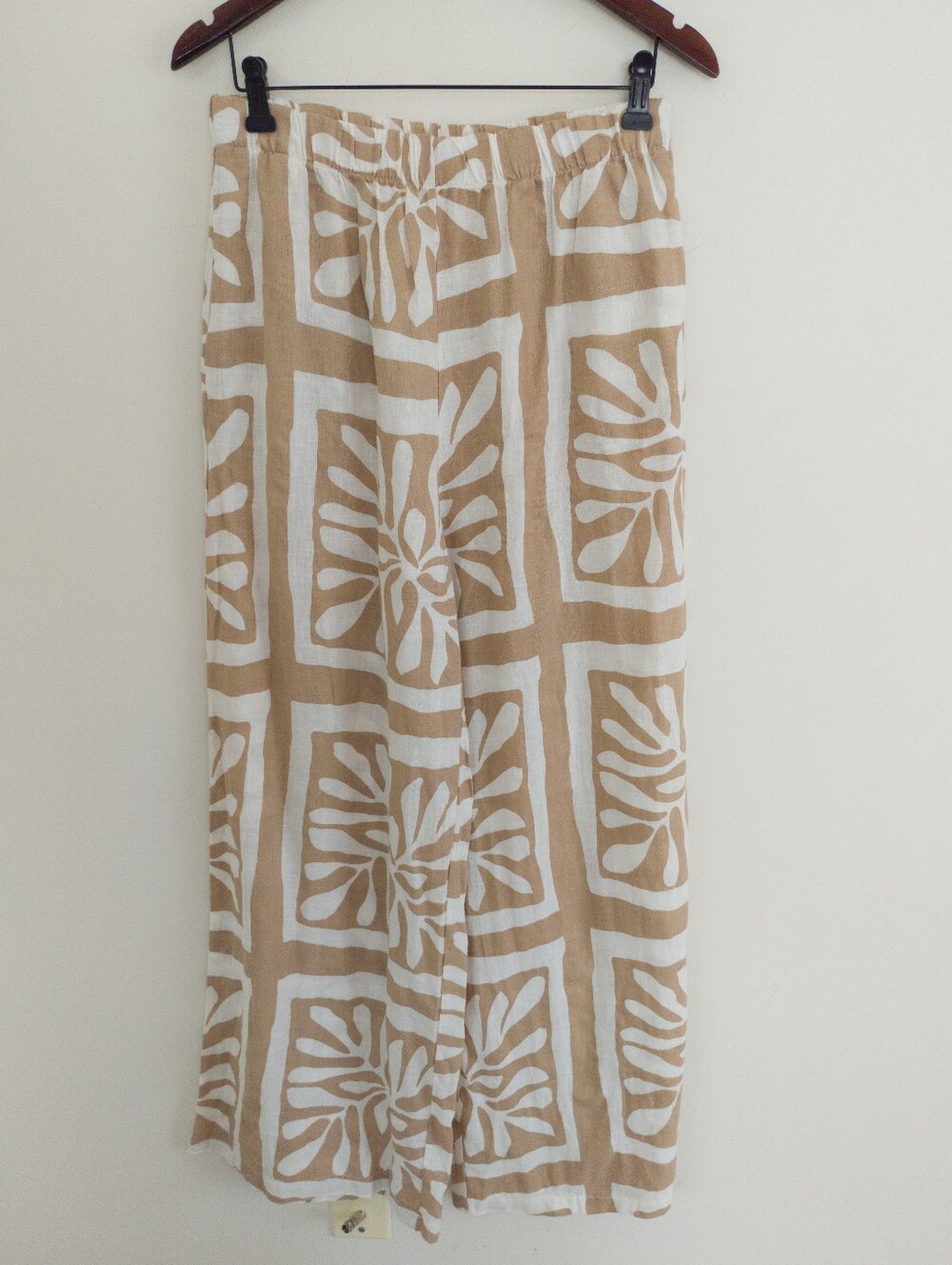 Bellambra Made in Italy Linen Blend Wide Leg Pants Medium White Sand Palm Print